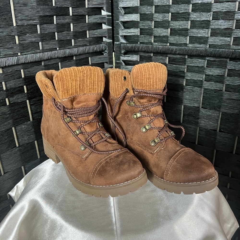 American Threads Brown Lace Up Boots